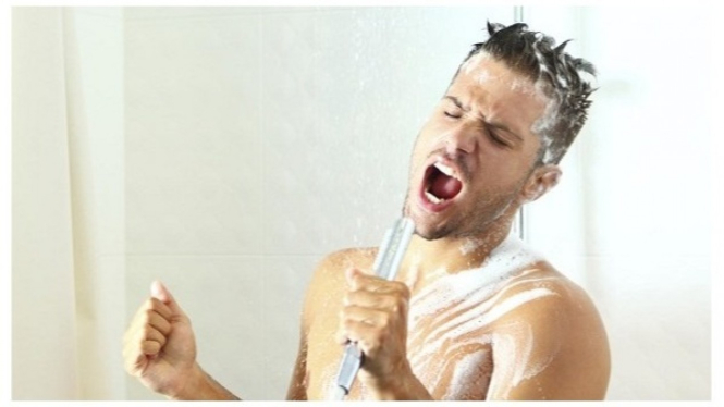 Pria Sedang Mandi