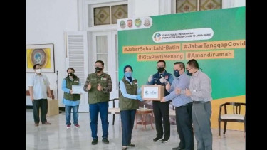 Penyerahan bantuan masker dari Divisi Kredit UMKM bank bjb pada hari Rabu (20/5) bertempat di Rumah Dinas Gubernur Provinsi Jawa Barat.