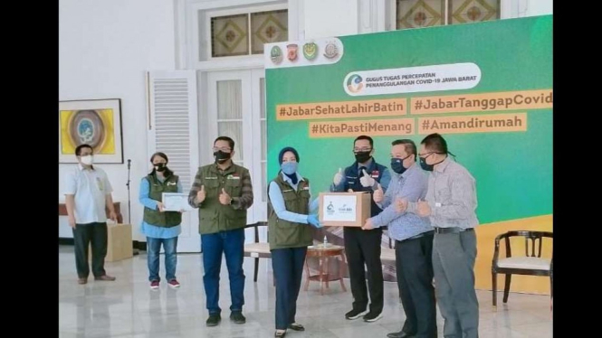 Penyerahan bantuan masker dari Divisi Kredit UMKM bank bjb pada hari Rabu (20/5) bertempat di Rumah Dinas Gubernur Provinsi Jawa Barat.