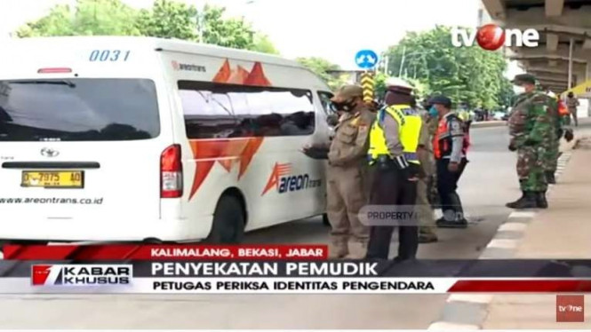 Pemeriksaan kendaraan di wilayah Kalimalang yang akan masuk ke Jakarta.