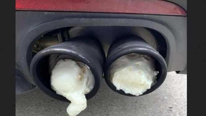 Knalpot mobil berisik yang disumpal busa kering
