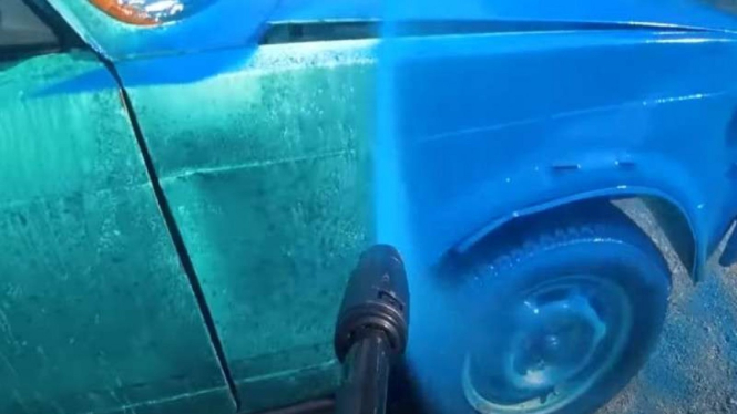 Cat mobil pakai mesin cuci steam.