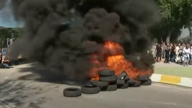 Aksi bakar ban karyawan Nissan di Barcelona, Spanyol