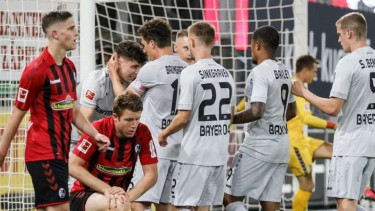 Pemain Bayern Leverkusen berselebrasi