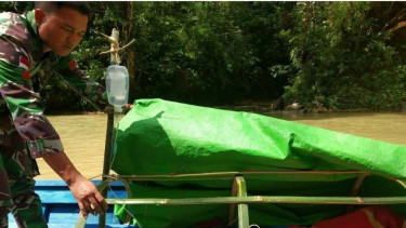 Serda Roy Martin evakuasi warga perbatasan Entikong dengan sampan