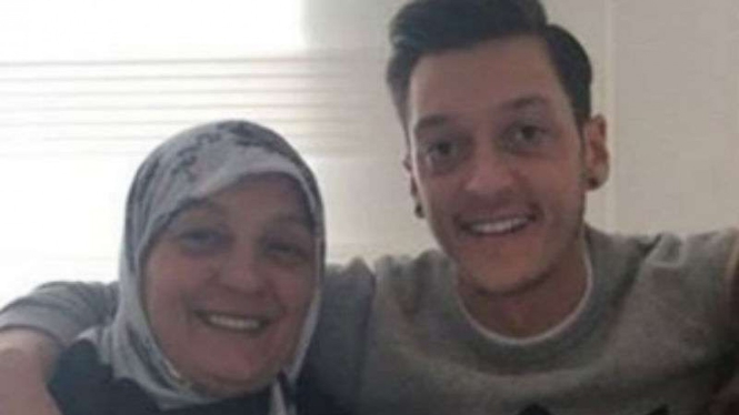 Mesut Oezil dan ibunya, Gulizar Oezil.
