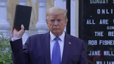 Presiden AS, Donald Trump, angkat Alkitab di depan gereja. 
