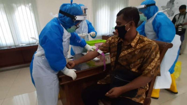 Petugas memeriksa sejumlah orang untuk mendeteksi penyebaran virus corona