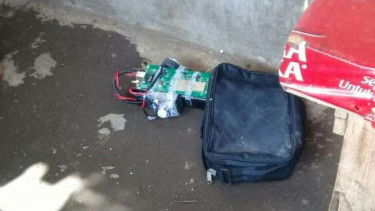 Sebuah benda mencurigakan diduga bom sempat membuat geger warga di Jalan Jenderal Ahmad Yani, Dusun Galur, Desa Cikampek Selatan, Kecamatan Cikampek, Kabupaten Karawang, Jawa Barat, Selasa, 2 Juni 2020.