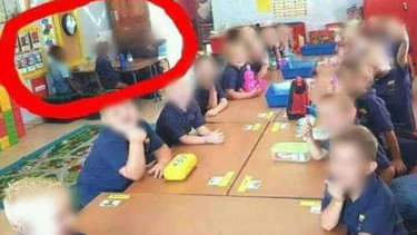 Tangkapan layar anak-anak kulit putih dan kulit hitam duduk terpisah di sekolah