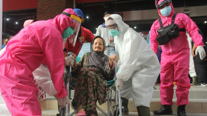 Petugas membantu warga yang mengikuti tes diagnostik cepat COVID-19 (Rapid Test) di Surabaya, Jawa Timur, Jumat (29/05).-ANTARA FOTO/DIDIK SUHARTONO