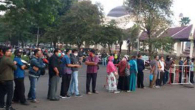 Antrean pemohon SIM di lokasi pelayanan SIM Keliling, TMII, Jaktim.