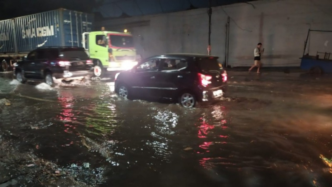 Air rob menggenangi Ancol, Jakarta Utara 