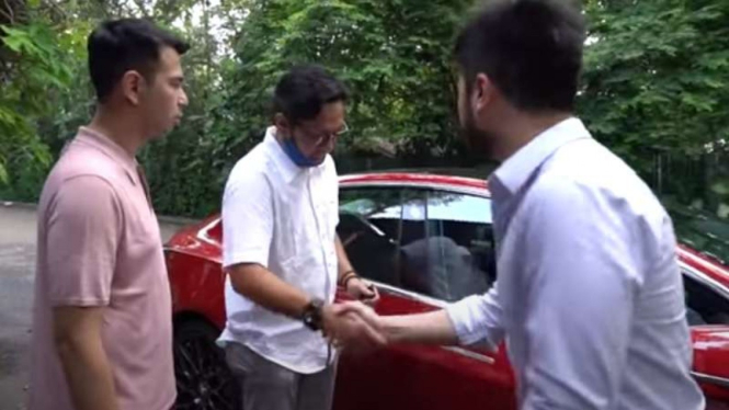 Raffi Ahmad dan Andre Taulay rebutan Tesla.