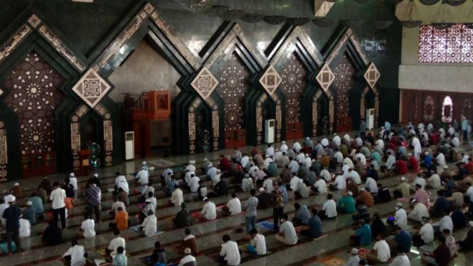 Jemaah salat Jumat di Masjid At Tin, Jumat, 5 Juni 2020.