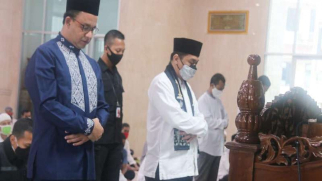 Anies Baswedan salat di masjid Balai Kota