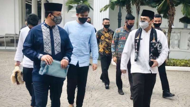 Gubernur DKI Anies Baswedan (kiri)