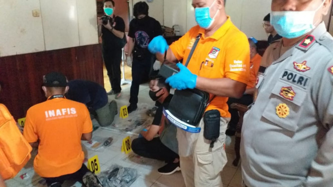 Polisi melakukan penggeledahan barang bukti terduga teroris di Sungai Pinyuh.[Suarakalbar/Dian Sastra]