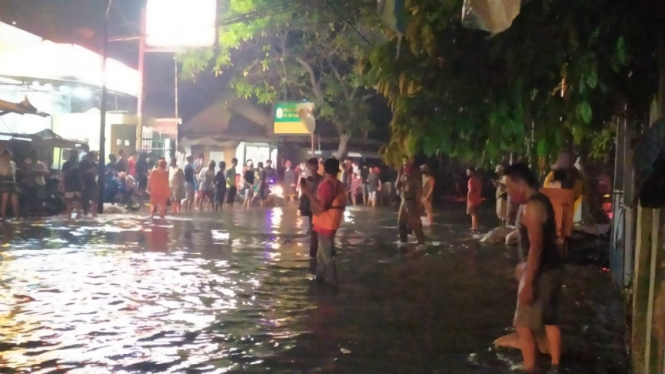 Banjir rob atau luapan dari air laut pasang terjadi di kawasan Ancol