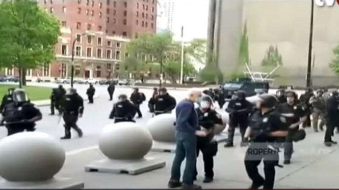 Beberapa polisi mendorong seorang pria lansia hingga terjatuh dan berdarah di kota Buffalo, New York, Amerika Serikat, saat gelombang demonstrasi solidaritas terhadap mendiang George Floyd.