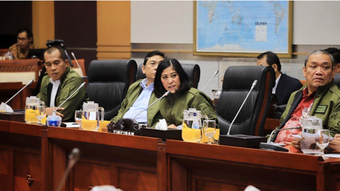 Ketua Komisi I DPR RI,Meutya Hafid (tengah) saat memimpin rapat.