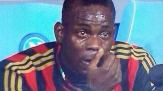 Mario Balotelli menangis.