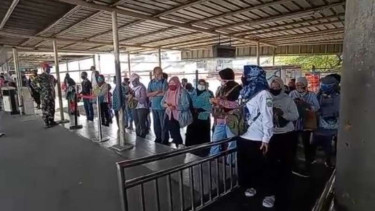 Penumpang KRL antre saat masuk Stasiun KRL Bogor, Jawa Barat.