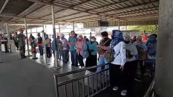 Penumpang KRL antre saat masuk Stasiun KRL Bogor, Jawa Barat.
