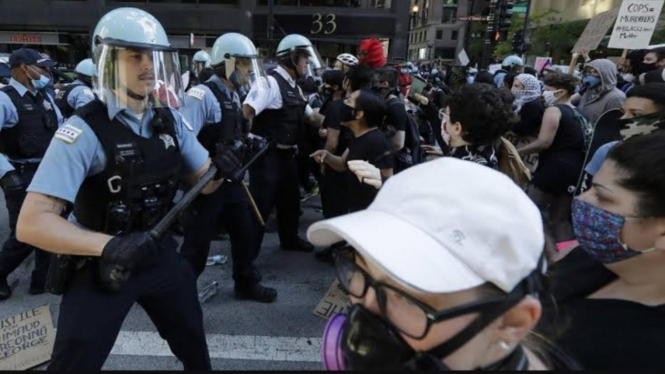 Kepolisian Minneapolis sedang mengadang aksi demo kematian George Floyd. 