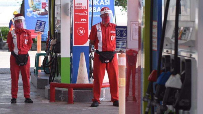 Petugas SPBU Pertamina siap hadapi kondisi normal baru.