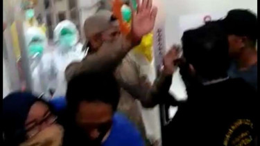 Massa mengambil paksa jenazah PDP Corona dari rumah sakit di Bekasi.