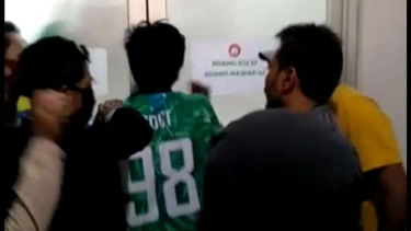 Massa jemput paksa jenazah PDP Corona di Rumah Sakit Mekar Sari Bekasi.