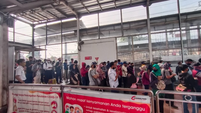 Antrean panjang penumpang KRL di stasiun Citayam, Bogor