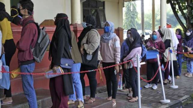 Sejumlah warga antre untuk mengurus pembuatan Kartu Pencari Kerja (Kartu Kuning)