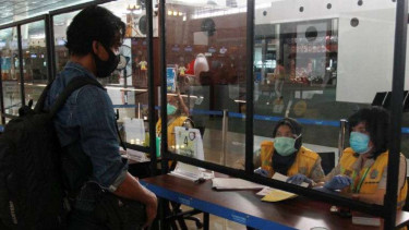 Petugas memeriksa dokumen kesehatan calon penumpang di Bandara Soekarno-Hatta
