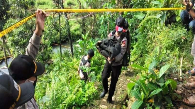Tim Jihandak Polda Jabar mengevakuasi ranjau darat TNT-17 di Ciampea Bogor