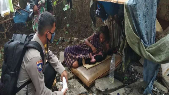 Wahati (41) melahirkan di semak-semak kawasan Cengkareng, Jakarta Barat.