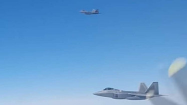 VIVA Militer: Pesawat pembom Tu-95 dan Su-35 saat terobos langit Amerika.