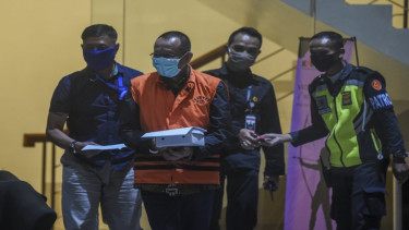 Tersangka kasus dugaan suap gratifikasi Nurhadi usai diperiksa KPK