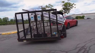 Pria Ini Bikin Solar Panel Berjalan Buat Ngecas Tesla, Begini Hasilnya