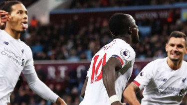 Pemain Liverpool rayakan gol.
