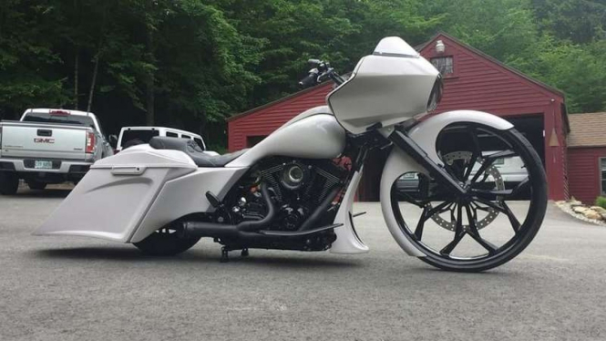 Motor gede Harley-Davidson memakai pelek berdiameter 30 inci dengan ban tipis.