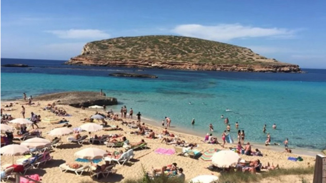 Pantai di Pulau Ibiza, Spanyol.