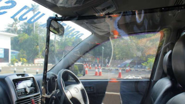 Mobil untuk ujian SIM diberi penyekat, di Unit SIM Daan Mogot, Jakbar.