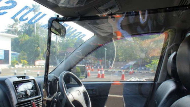 Mobil untuk ujian SIM diberi penyekat, di Unit SIM Daan Mogot, Jakbar.