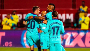 Pemain Barcelona merayakan gol.