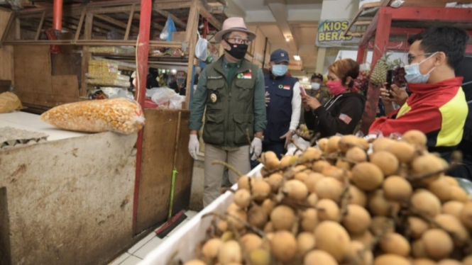 Gubernur Jabar, Ridwan Kamil, mengecek penerapan new normal di pasar. 