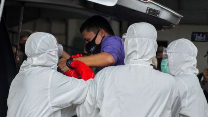Petugas medis membawa warga positif corona  (Foto ilustrasi)