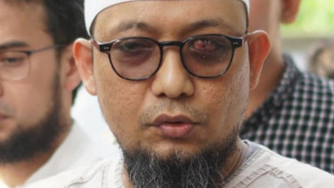 NOVEL BASWEDAN ,ADALAH KORBAN PENYIRAMAN AIR KERAS YANG DILAKUKAN OLEH ORANG YANG TIDAK DIKENAL