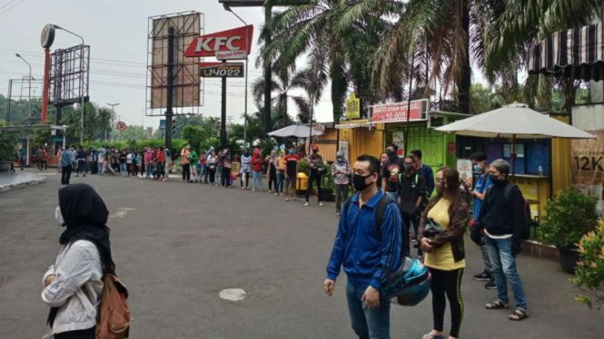Antrean pedagang di PGC sebelum masuk